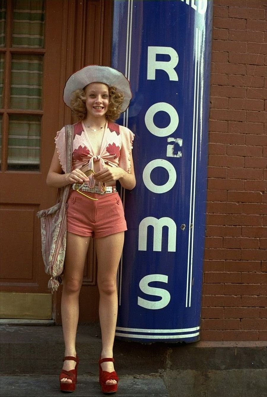 behind-the-scenes-jodie-foster-on-the-set-of-taxi-driver-1976-06