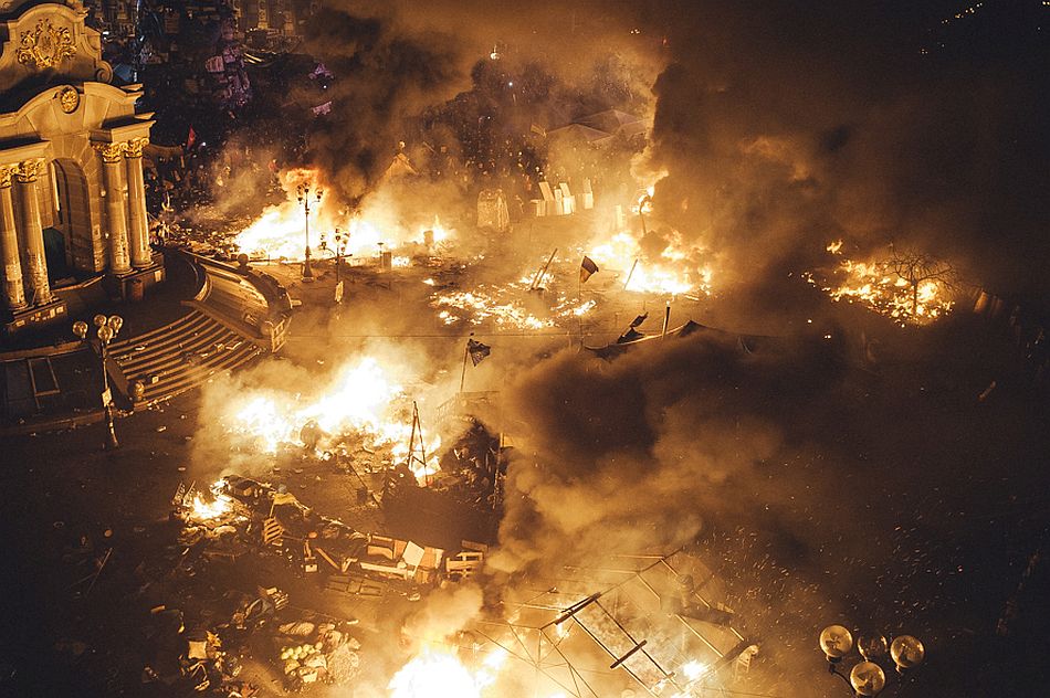 During another assault of the Maidan by police all the tents were burned. Kiev, Feb. 18, 2014 (RUS) Во время очередного штурма милицией Майдана, все палатки были сожжены.