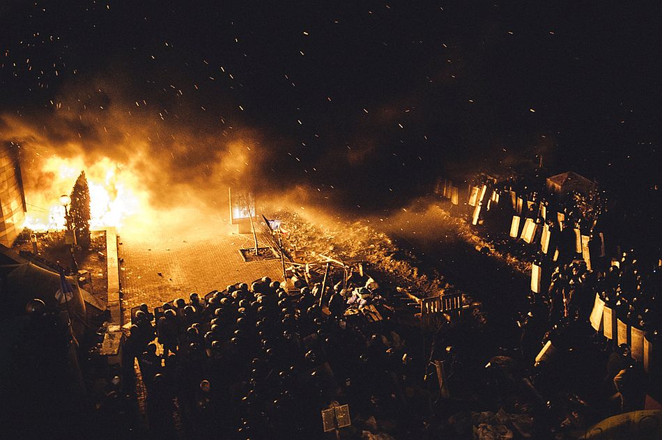 During another assault of the Maidan by police all the tents were burned. Kiev, Feb. 18, 2014 (RUS) Во время очередного штурма милицией Майдана, все палатки были сожжены.