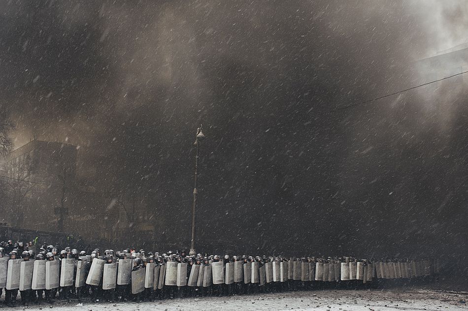 Internal military forces guarding perimeter during clashes on Hrushevskoho street in central Kiev January 22, 2014.